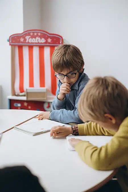 Niños trabajando en proyecto en academia de inglés en Guadalajara